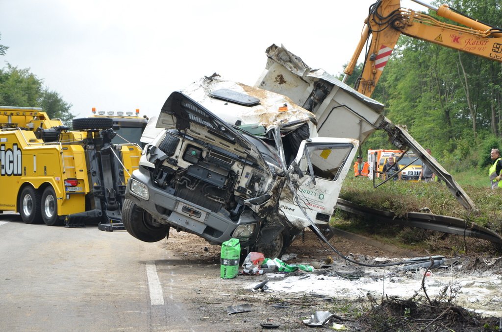 LKW umgestuerzt A 1 Rich Saarbruecken P208.JPG